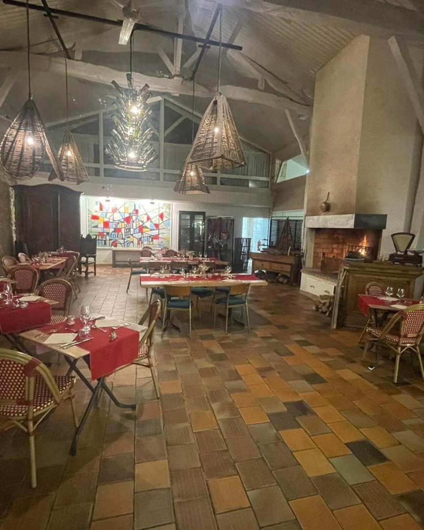 Hotel Restaurant La Dame Du Lac Monflanquin Esterno foto
